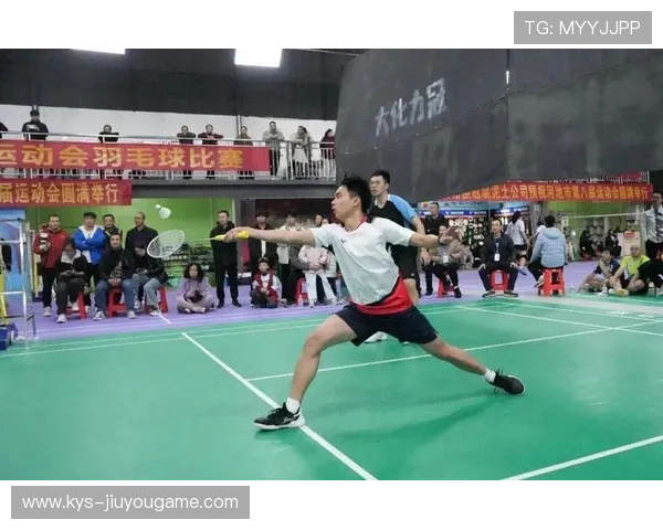 山东省自然资源厅选手羽毛球赛全力拼搏